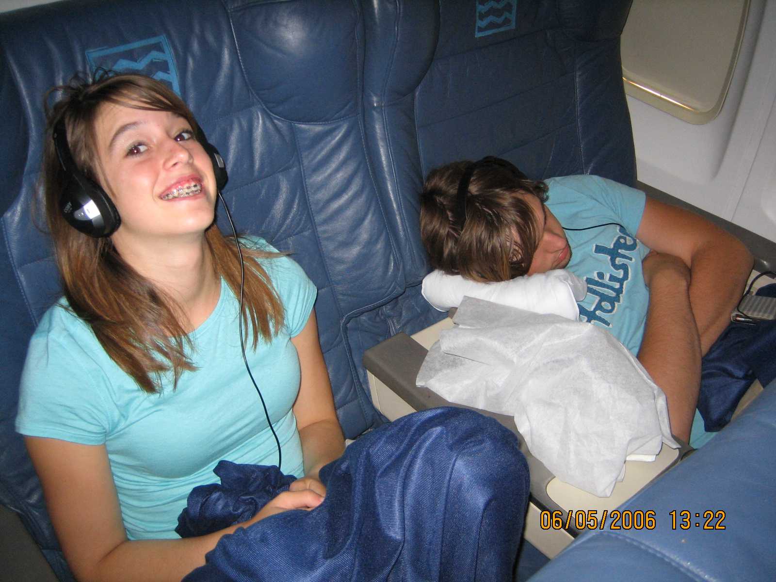 JC & Kat plane ride to Hawaii